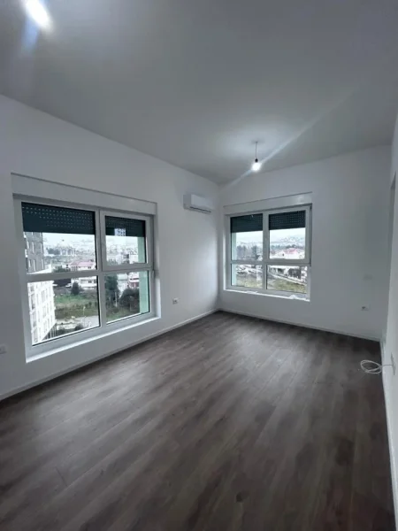 Tirane, jepet me qera apartament 1+1 Kati 8, 60 m² 