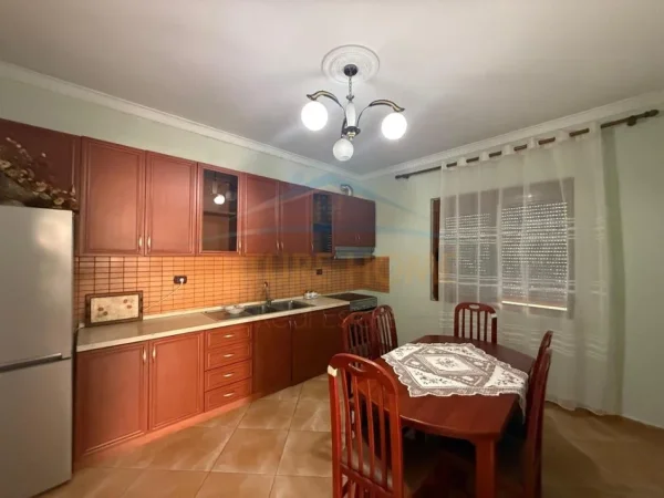 Tirane, jepet me qera apartament 2+1 Kati 6, 100 m² 400 € (Restorant Fresku, Fresk, Tirane)