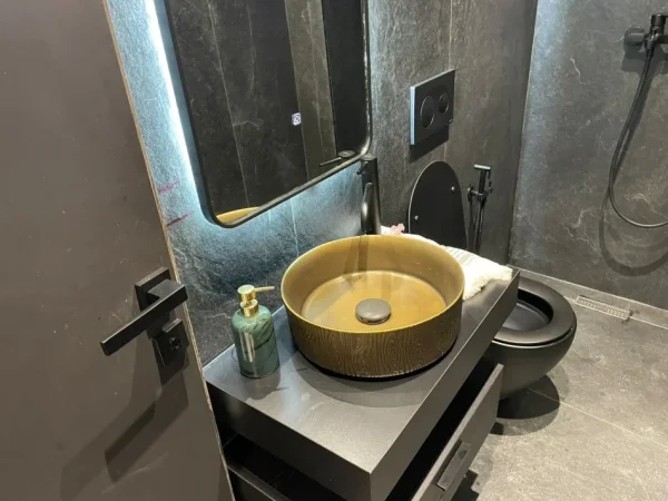 Tirane, shitet dyqan Kati 0, 101 m² 250.000 € (LIQENI I THATE)