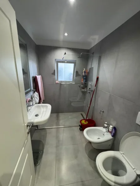 Tirane, shitet apartament 1+1 Kati 4, 67 m² 115.000 € (Shkolla "Vasil Shanto", prane KESH)