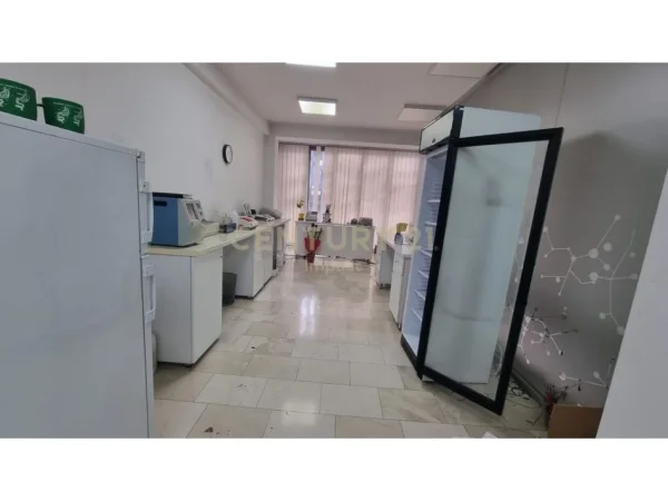 Tirane, jepet me qera ambjent biznesi Kati 0, 210 m² 2.100 € (Rruga e Dibres)