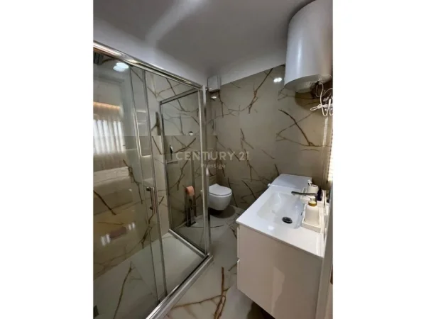 Tirane, jepet me qera garsonier 1+1 Kati 4, 50 m² 600 € (Kafe Flora)m Jepet dhe me AirBnB. Qiraja mujore: 600 € (neto)