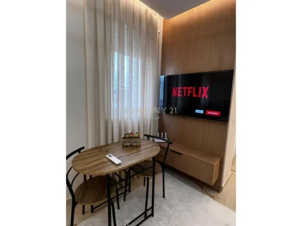 Tirane, jepet me qera garsonier 1+1 Kati 4, 50 m² 600 € (Kafe Flora)m Jepet dhe me AirBnB. Qiraja mujore: 600 € (neto)