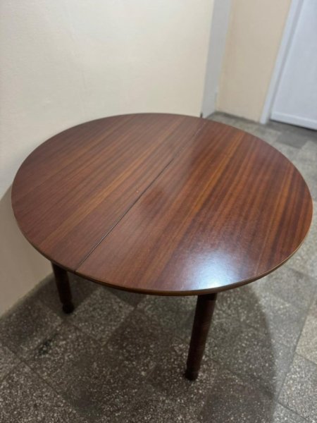 Tirane, shes Shitet Tavoline Ngrenie pa karrige 30 €