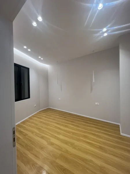 Tirane, jepet me qera ambjent biznesi Kati 5, 48 m² 590 € (21 Dhjetori)