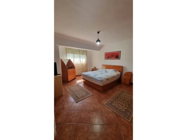 Tirane, jepet me qera apartament 2+1+Ballkon Kati 4, 117 m² 700 € (Ish Blloku)
