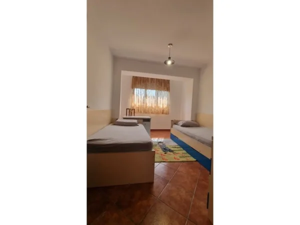 Tirane, jepet me qera apartament 2+1+Ballkon Kati 4, 117 m² 700 € (Ish Blloku)