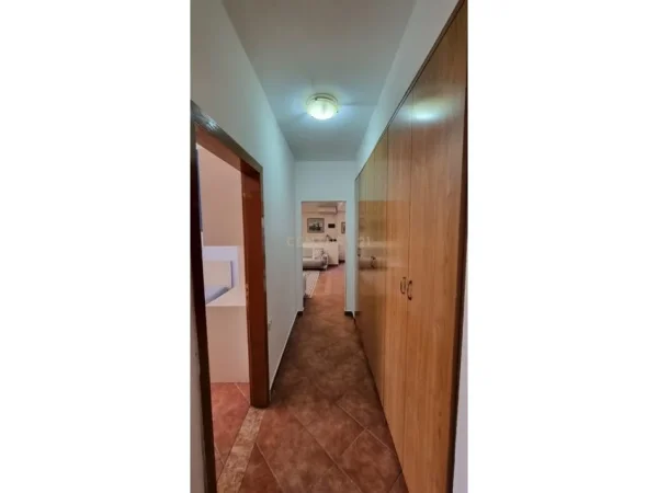 Tirane, jepet me qera apartament 2+1+Ballkon Kati 4, 117 m² 700 € (Ish Blloku)