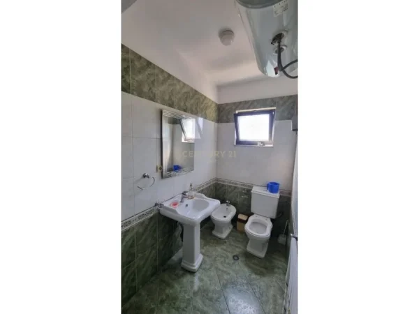 Tirane, jepet me qera apartament 2+1+Ballkon Kati 4, 117 m² 700 € (Ish Blloku)