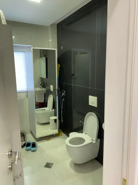 Tirane, jepet me qera dyqan Kati 1, 85 m² 1.500 € (URA E NISHARAKUT)