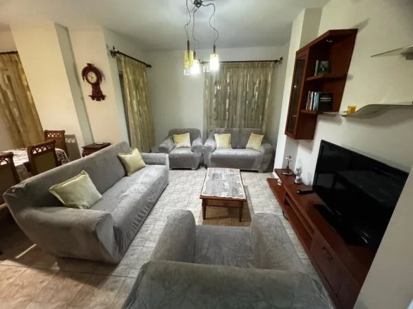 Tirane, jepet me qera apartament 2+1 , 90 m² 550 € (Kristal Center)