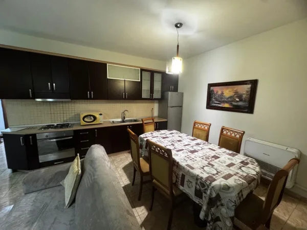 Tirane, jepet me qera apartament 2+1 , 90 m² 550 € (Kristal Center)