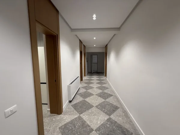 Tirane, jepet me qera Vile Kati 0, 400 m² 8.000 € (Ambasada Amerikane)