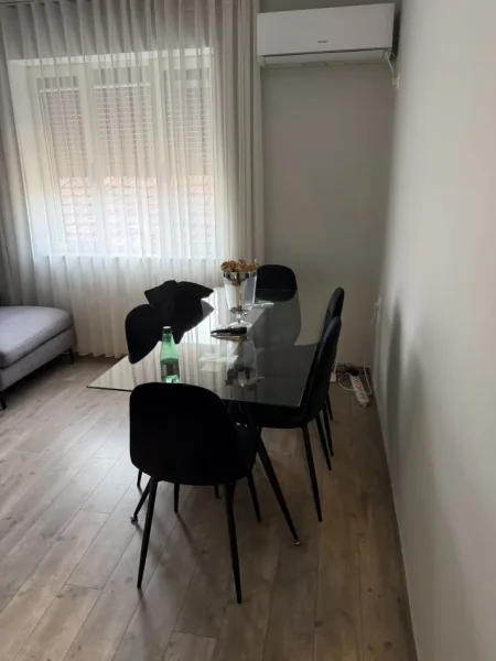 Tirane, jepet me qera nga Pronari, pa-komision apartament 1+1+Ballkon Kati 3, 60 m² 500 € (Rr. Naim Frsheri)