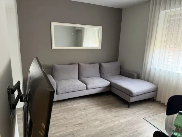 Tirane, jepet me qera nga Pronari, pa-komision apartament 1+1+Ballkon Kati 3, 60 m² 500 € (Rr. Naim Frsheri)