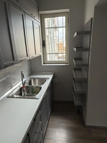 Tirane, jepet me qera nga Pronari, pa-komision apartament 1+1+Ballkon Kati 3, 60 m² 500 € (Rr. Naim Frsheri)