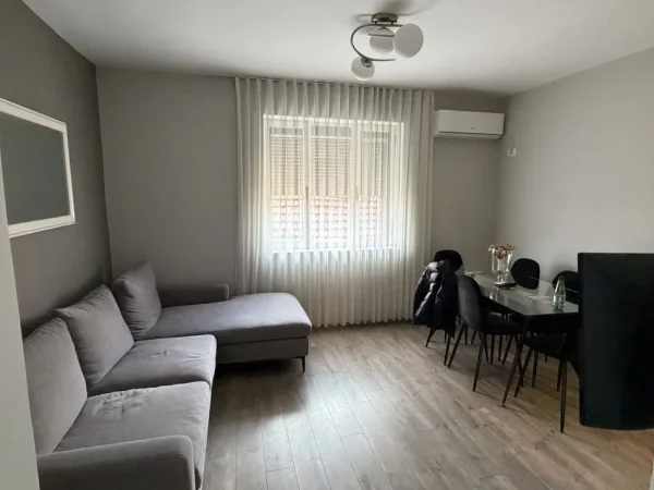 Tirane, jepet me qera nga Pronari, pa-komision apartament 1+1+Ballkon Kati 3, 60 m² 500 € (Rr. Naim Frsheri)