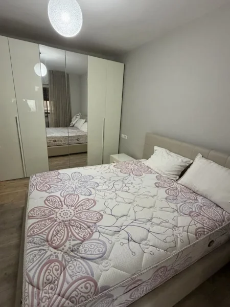 Tirane, jepet me qera nga Pronari, pa-komision apartament 1+1+Ballkon Kati 3, 60 m² 500 € (Rr. Naim Frsheri)