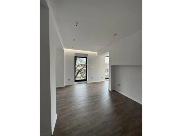 Tirane, jepet me qera zyre Kati 1, 76 m² 1.500 € (Shallvaret Tirana Albania)