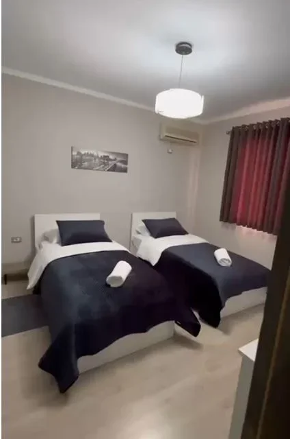 Tirane, jepet me qera apartament 1+1 Kati 3, 65 m² 450 € (Laprake)