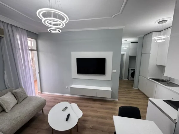 Tirane, jepet me qera apartament 1+1 Kati 8, 59 m² 600 € (Rruga Fortuzi)