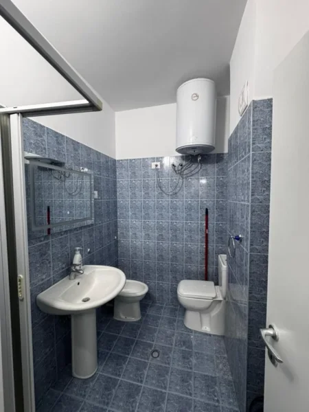 Tirane, jepet me qera apartament 1+1 Kati 8, 59 m² 600 € (Rruga Fortuzi)
