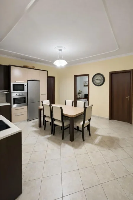 Tirane, jepet me qera apartament 2+1 Kati 3, 110 m² 450 € 