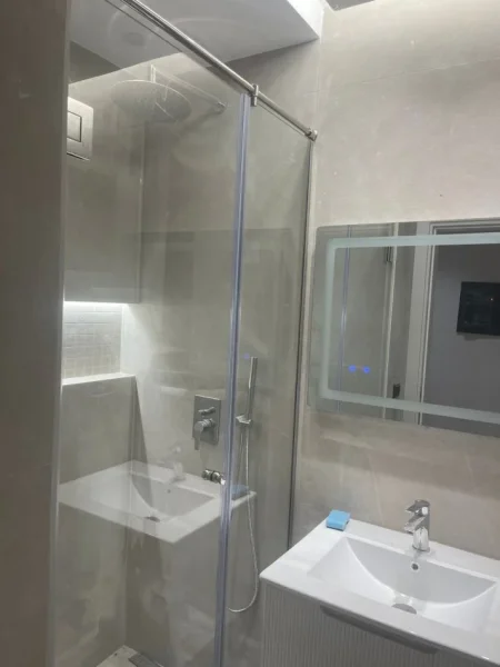 Tirane, jepet me qera 2+1 Kati 2, 92 m² 1.250 € 