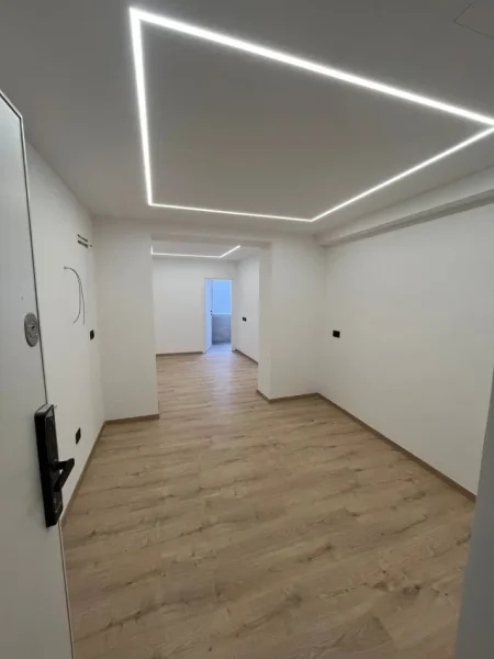 Tirane, jepet me qera ambjent biznesi Kati 1, 120 m² 1.800 € (Blloku)