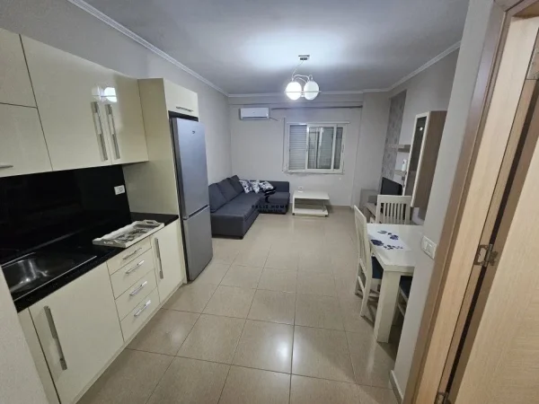 Tirane, jepet me qera apartament 1+1 Kati 5, 60 m² 400 € (YZBERISHT)