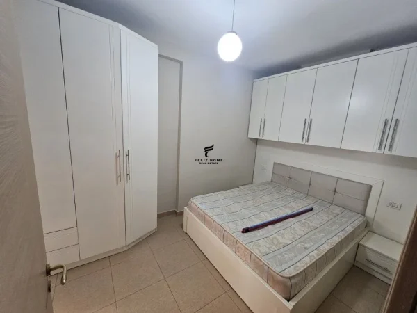 Tirane, jepet me qera apartament 1+1 Kati 5, 60 m² 400 € (YZBERISHT)