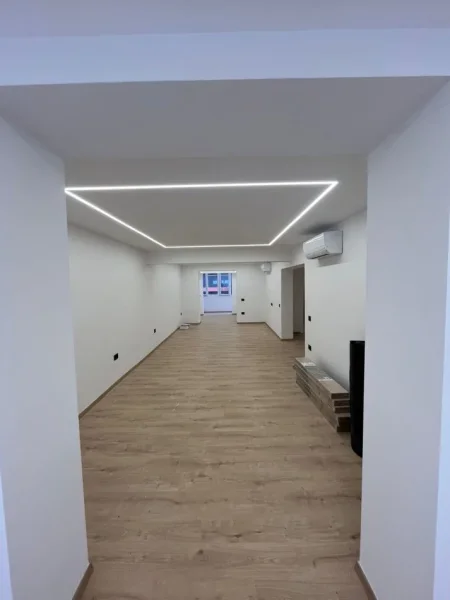 Tirane, jepet me qera ambjent biznesi Kati 1, 120 m² 1.800 € (Blloku)