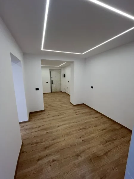 Tirane, jepet me qera ambjent biznesi Kati 1, 120 m² 1.800 € (Blloku)