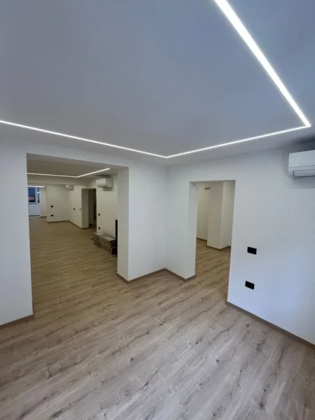 Tirane, jepet me qera ambjent biznesi Kati 1, 120 m² 1.800 € (Blloku)