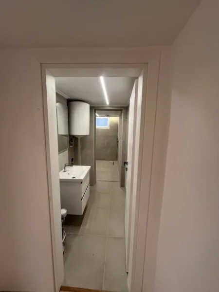 Tirane, jepet me qera ambjent biznesi Kati 1, 120 m² 1.800 € (Blloku)