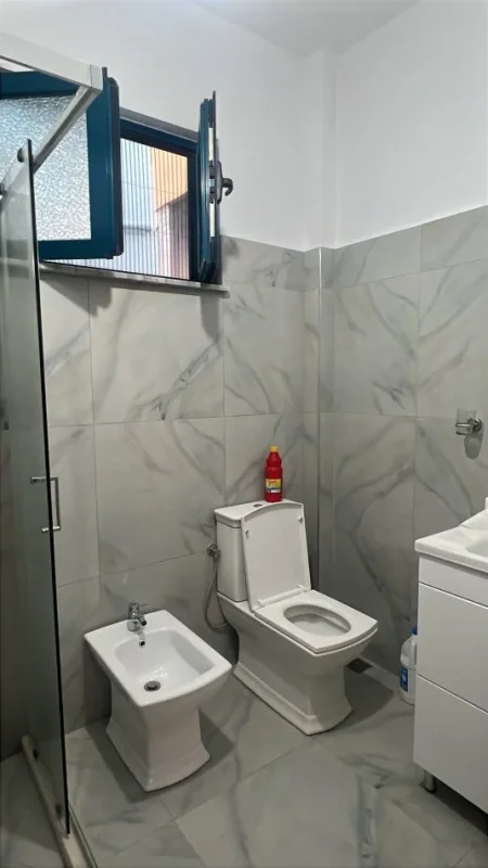 Tirane, jepet me qera apartament 1+1 Kati 1, 70 m² 400 € (JORDAN MISJA)