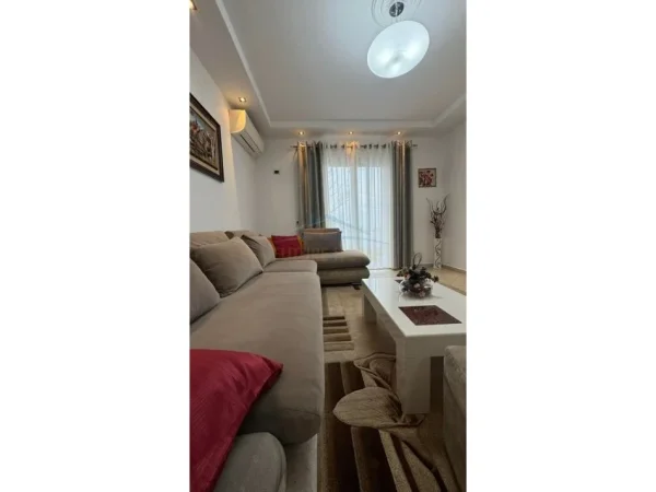 Tirane, jepet me qera apartament 2+1 Kati 3, 99 m² 700 € (RRUGA E ELBASANIT)