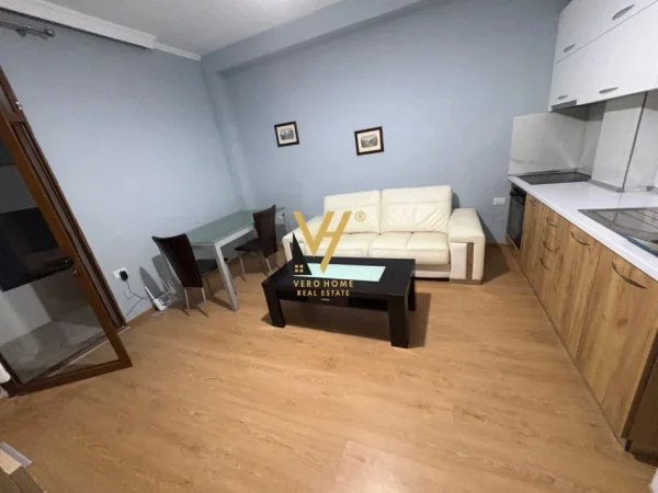 Tirane, jepet me qera apartament 1+1+Ballkon Kati 2, 110 m² 500 € (ALI DEMI)
