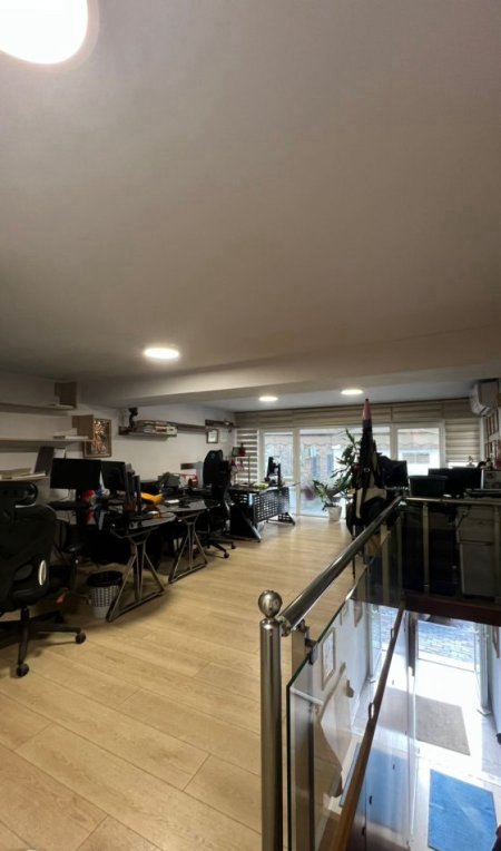 Tirane, jepet me qera zyre Kati 1, 55 m² 800 € (KOMUNA E PARISIT)