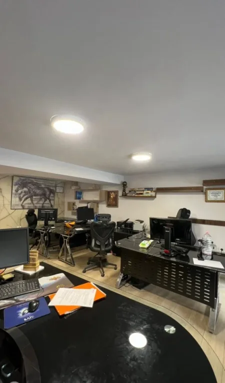 Tirane, jepet me qera zyre Kati 1, 55 m² 800 € (KOMUNA E PARISIT)