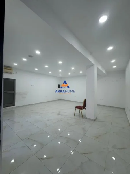 Tirane, shitet dyqan Kati 0, 48 m² 160.000 € 