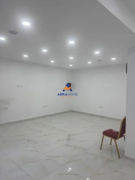 Tirane, shitet dyqan Kati 0, 48 m² 160.000 € 