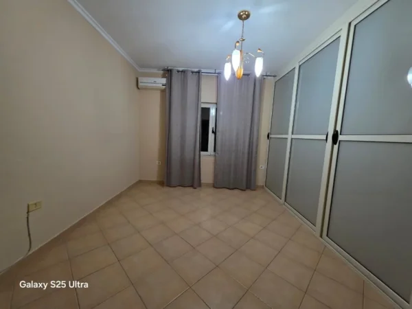 Tirane, jepet me qera ambjent biznesi , 87 m² 700 € (Bllok)