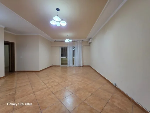 Tirane, jepet me qera ambjent biznesi , 87 m² 700 € (Bllok)