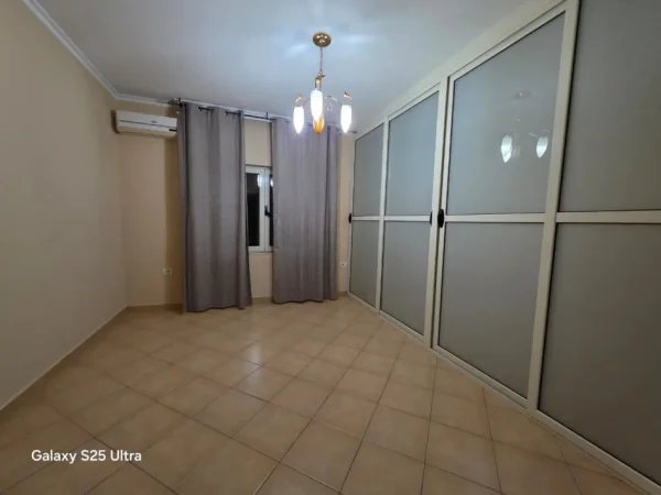 Tirane, jepet me qera ambjent biznesi , 87 m² 700 € (Bllok)