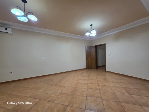 Tirane, jepet me qera ambjent biznesi , 87 m² 700 € (Bllok)