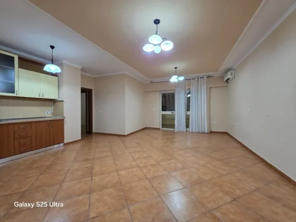 Tirane, jepet me qera ambjent biznesi , 87 m² 700 € (Bllok)