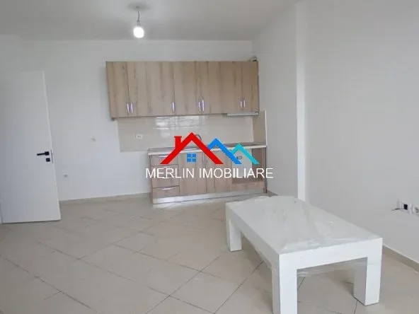 Tirane, jepet me qera apartament 1+1+Ballkon Kati 8, 65 m² 420 € (RRUGA TOM PLEZHA)