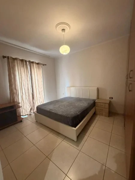Tirane, jepet me qera apartament 1+1+Ballkon Kati 2, (Ish Parku, perballe Square 21)