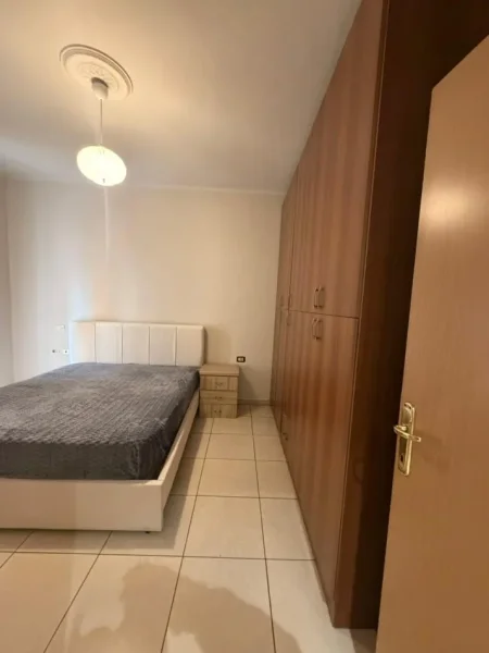 Tirane, jepet me qera apartament 1+1+Ballkon Kati 2, (Ish Parku, perballe Square 21)